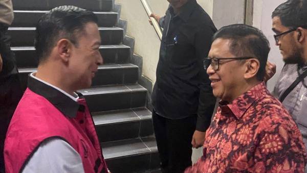 Presiden Prabowo Subianto bersama Wakil Ketua DPR Sufmi Dasco Ahmad dan Menteri Hukum Supratman Andi Agtas saat mengumumkan pemberian abolisi untuk Tom Lembong dan amnesti kepada Hasto Kristiyanto di Kompleks Parlemen, Jakarta, Kamis malam (31/7/2025).