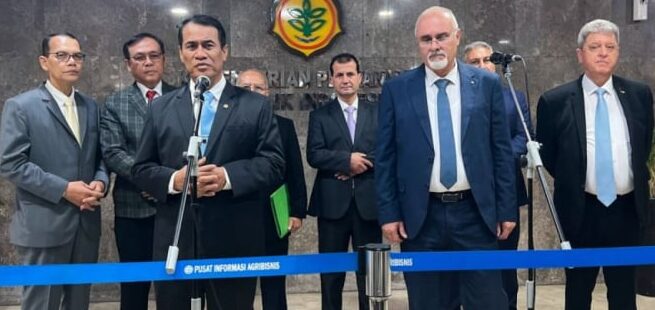Menteri Pertanian RI, Andi Amran Sulaiman, dalam jumpa pers usai penandatanganan nota kesepahaman (MoU) dengan Menteri Pertanian Palestina, Rezq Basheer-Salimia, di Jakarta, Senin (7/7/2025).