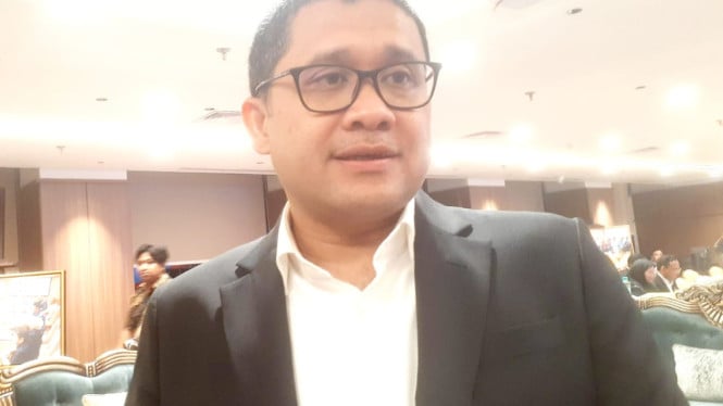 Kepala Badan Kebijakan Fiskal Kemenkeu, Febrio Nathan Kacaribu, menyampaikan proyeksi defisit APBN 2025 membengkak menjadi 2,78 persen dari PDB atau setara Rp662 triliun, di kawasan Senayan, Jakarta, Kamis (24/7/2025). (Foto: Viva)