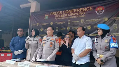 Kapolsek Cipayung Kompol Dwi Susanto saat menjelaskan kasus dugaan setoran dari toko obat ilegal yang melibatkan oknum anggota Polres Metro Jakarta Timur, Kamis (30/7/2025). (Foto: Ist)