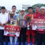 Wakil Gubernur Aceh Fadhlullah menyerahkan langsung Piala Wagub Aceh Cup 2025 di Lapangan Bola Kecamatan Mutiara Pidie, Jum'at, 18 Juli 2025. (Foto: Ist)