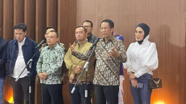 Menkumham Supratman Andi Agtas dan pimpinan DPR RI menyampaikan pemberian amnesti kepada 1.116 napi dan abolisi kepada Tom Lembong dalam konferensi pers di Jakarta, Kamis (31/7/2025). (Foto: Ist)