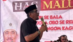 komika ternama Abdur Arsyad terlihat berdialog hangat namun penuh makna dengan Sultan Tidore, H. Husain Alting Sjah