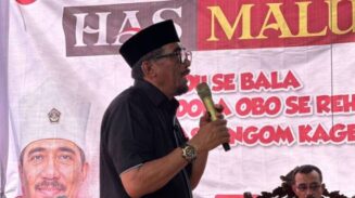 komika ternama Abdur Arsyad terlihat berdialog hangat namun penuh makna dengan Sultan Tidore, H. Husain Alting Sjah