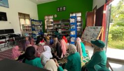 Kegiatan mahasiswa KKN Tematik Literasi USK di Desa Cot Tarom Baroh, Kecamatan Jeumpa, Bireuen, pada Selasa (08/07/2025). (Foto: Humas USK) 