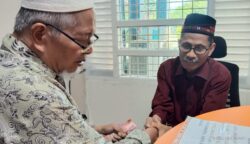 Seorang muzakki menyerahkan zakatnya kepada amil Baitul Mal Aceh beberapa waktu lalu. (Foto: Ist)