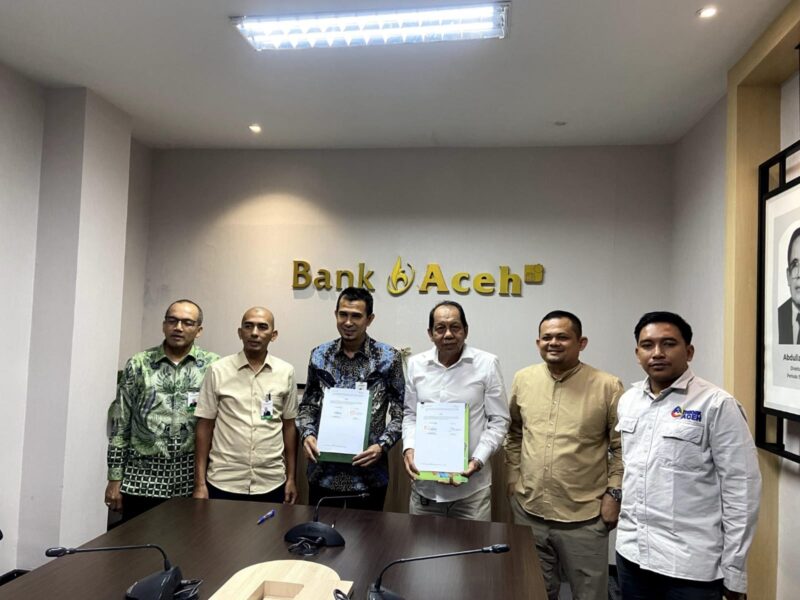 Bank Aceh Syariah menandatangani MoU dengan Yayasan Politeknik Aceh untuk mendukung transformasi layanan keuangan di lingkungan kampus. (Foto: Ist)