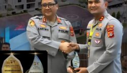 Kapolda Aceh Irjen Pol Achmad Kartiko menyerahkan dua penghargaan kepada Kapolres Aceh Timur AKBP Irwan Kurniadi, Jum'at (11/7). (Foto: Ist)