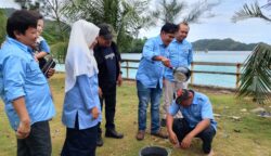 Ketua PWI Kota Sabang Jalaluddin melakukan penyiraman air bunga kepada Anggota Muda PWI, di Gapang, Kota Sabang, Sabtu (12/7). (Foto: Ist)