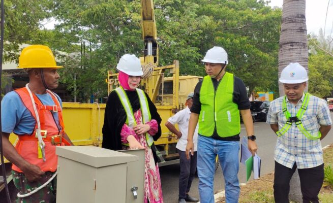 Pemasangan CCTV di kawasan Ulee Lheu dipantau langsung oleh Wali Kota Illiza Sa’aduddin Djamal pada Sabtu sore (12/7/2025). (Foto: Ist)
