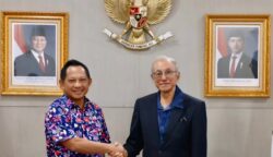 Mendagri Tito Karnavian menerima kunjungan silaturahmi Wali Nanggroe Aceh Malik Mahmud Al Haythar, di kediaman dinasnya Sabtu siang (12/7). (Foto: Ist)