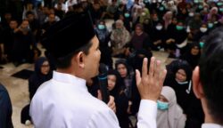 Ratusan Nakes RSUDZA Banda Aceh menggelar aksi unjuk rasa menuntut TPP dan jasa medis di lobi utama Kantor Gubernur, Jum'at (18/7). (Foto: Ist)