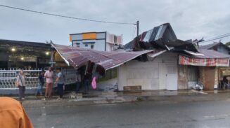 Angin kencang yang melanda wilayah Banda Aceh dalam dua hari terakhir menyebabkan sejumlah kerusakan, termasuk pohon tumbang dan atap rumah warga yang terangkat. (Foto: Dok. BPBD Banda Aceh)