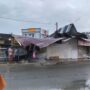Angin kencang yang melanda wilayah Banda Aceh dalam dua hari terakhir menyebabkan sejumlah kerusakan, termasuk pohon tumbang dan atap rumah warga yang terangkat. (Foto: Dok. BPBD Banda Aceh)