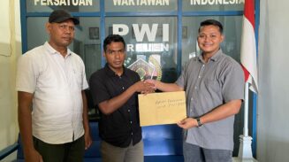 Fajri Bugak didampingi tim pemenangan, Suryadi, menyerahkan berkas pencalonan kepada ketua panitia pelaksana Konferensi VII PWI Bireuen tahun 2025, Akhyar Rizki, di kantor PWI setempat, Selasa sore (22/7).