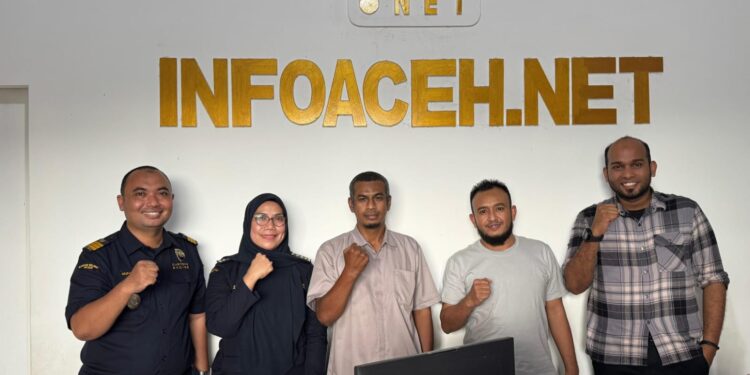 Kepala Bidang Fasilitas Bea dan Cukai Kanwil DJBC Aceh, Leni Rahmasari bersama Kepala Seksi Bimbingan Kepatuhan dan Humas, Muparrih saat berkunjung ke kantor redaksi media INFOACEH.NET di Jalan Prof Ali Hasjmy, Lamteh, Banda Aceh, Selasa (22/7). (Foto: Ist) | Infoaceh.net Kepala Bidang Fasilitas Bea dan Cukai Kanwil DJBC Aceh, Leni Rahmasari bersama Kepala Seksi Bimbingan Kepatuhan dan Humas, Muparrih saat berkunjung ke kantor redaksi media INFOACEH.NET di Jalan Prof Ali Hasjmy, Lamteh, Banda Aceh, Selasa (22/7). (Foto: Ist)
