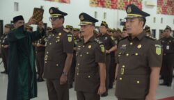 Kajati Aceh Yudi Triadi SH MH melantik Kajari Aceh Barat, Kabag TU dan Koordinator pada Kejati Aceh di aula Kejati setempat, Rabu (23/7). (Foto: Infoaceh.net/Muhammad Saman)