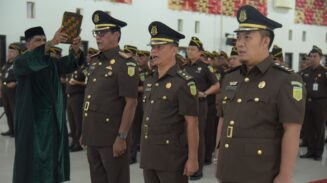 Kajati Aceh Yudi Triadi SH MH melantik Kajari Aceh Barat, Kabag TU dan Koordinator pada Kejati Aceh di aula Kejati setempat, Rabu (23/7). (Foto: Infoaceh.net/Muhammad Saman)