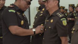 Kardono SH MH resmi menjabat sebagai Kabag TU Kejati Aceh setelah dilantik oleh Kajati Aceh, Yudi Triadi SH MH, dalam upacara pelantikan pejabat eselon III di aula Kejati Aceh, Rabu (23/7). (Foto: Dok. Infoaceh.net)