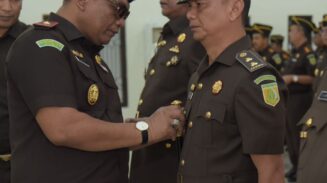 Kardono SH MH resmi menjabat sebagai Kabag TU Kejati Aceh setelah dilantik oleh Kajati Aceh, Yudi Triadi SH MH, dalam upacara pelantikan pejabat eselon III di aula Kejati Aceh, Rabu (23/7). (Foto: Dok. Infoaceh.net)