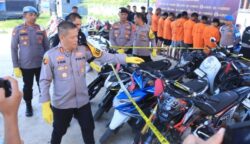 Kapolres Aceh Utara AKBP Trie Aprianto memperlihatkan barang bukti kasus curanmor dalam konferensi pers di Mapolres, Kamis (24/7). (Foto: For Infoaceh.net)