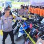 Kapolres Aceh Utara AKBP Trie Aprianto memperlihatkan barang bukti kasus curanmor dalam konferensi pers di Mapolres, Kamis (24/7). (Foto: For Infoaceh.net)