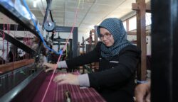Ketua PKK dan Dekranasda Banda Aceh Dessy Maulidha meninjau pembinaan kerajinan di gampong pangoe deah