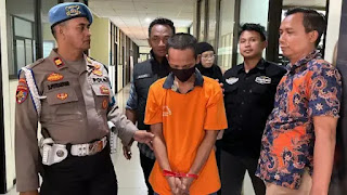 Konferensi pers Polres Metro Bekasi Kota terkait kasus pemerkosaan ayah kandung di Bekasi.