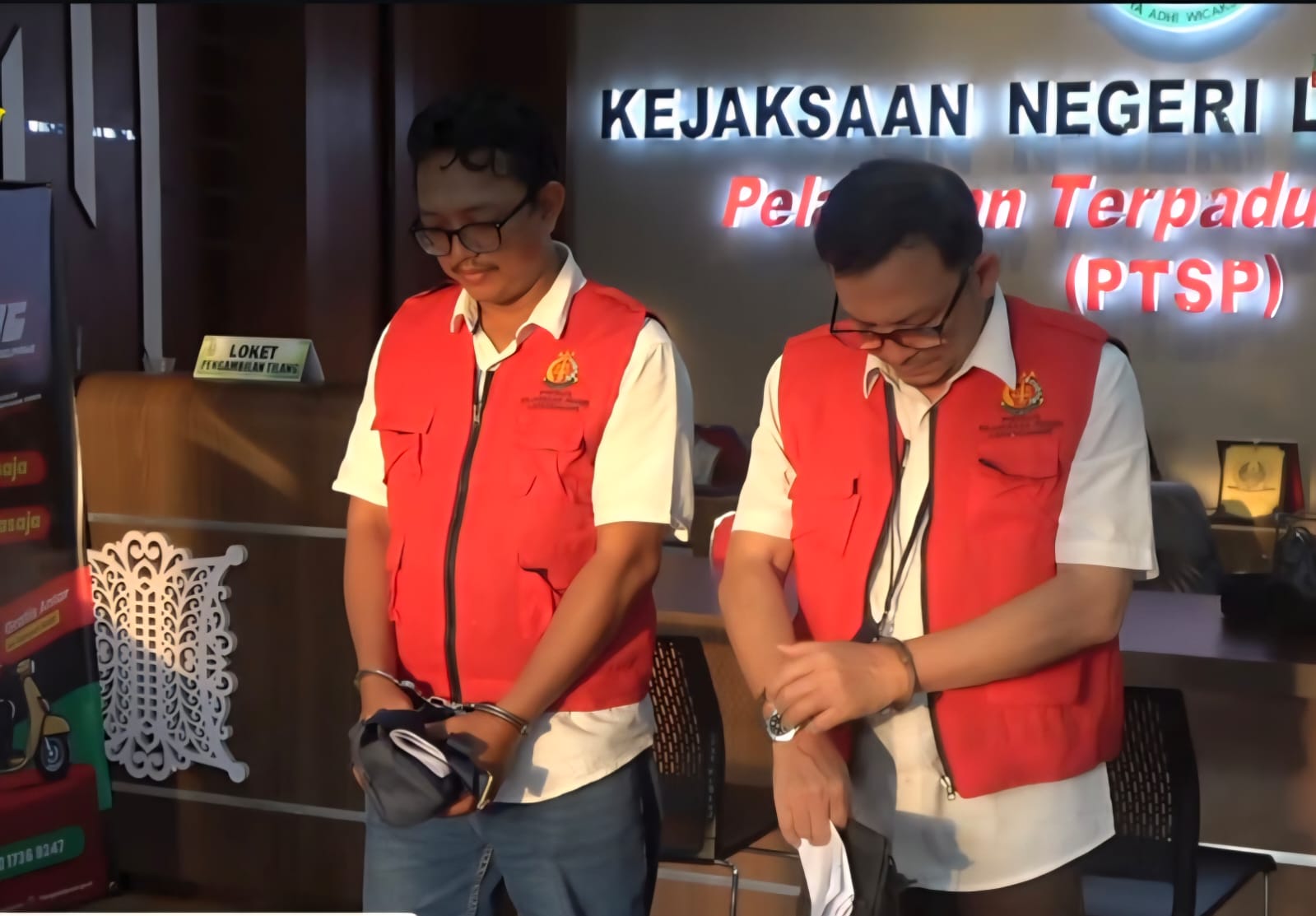 Kejari Lhokseumawe menahan dua tersangka kasus dugaan tindak pidana korupsi pembangunan Rumah Susun Politeknik Negeri Lhokseumawe, Senin (28/7). (Foto: Dok. Kejari Lhokseumawe)
