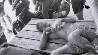 Jailani (45), pelaku pemerkosaan terhadap nenek kandungnya sendiri, saat diamankan polisi usai dihajar massa di Sergai, Sumatera Utara. (Foto: dok. Polres Sergai)