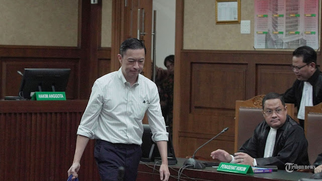 Pakar hukum tata negara Feri Amsari saat membedah kasus vonis korupsi Tom Lembong di kanal YouTube Forum Keadilan, Minggu (27/7/2025)