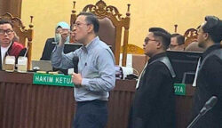 Aksi Tom Lembong makan gula putih di persidangan kasus korupsi impor gula