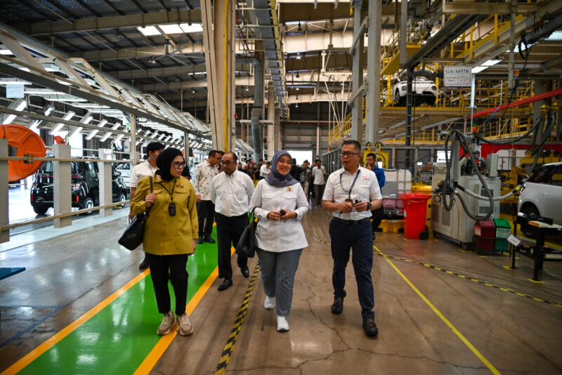 Wakil Ketua Komisi VII DPR RI Chusnunia Chalim bersama tim saat mengunjungi PT. SGMW Motor Indonesia, di Cikarang, Bekasi, Jawa Barat, Jumat (04/07/2025). Foto: Nadya/vel