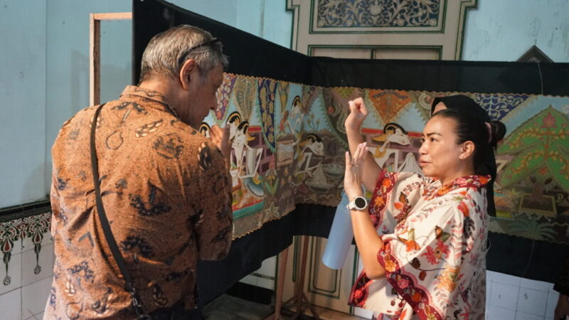 Wakil Ketua Komisi VII DPR RI, Rahayu Saraswati, saat meninjau aktivitas para pengrajin batik di Kampung Batik Laweyan, Surakarta, Sabtu (26/7/2025).