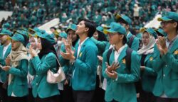 Para mahasiswa mengikuti acara pelepasan KKN Reguler XXVII dan KKN Tematik Literasi USK di Gedung AAC Dayan Dawood Darussalam, Banda Aceh, Selasa (1/7/2025). (Foto: Ist)