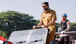 Gubernur Aceh Muzakir Manaf alias Mualem saat memimpin upacara peringatan HUT Bhayangkara ke-97 di Lapangan Blang Padang, Banda Aceh, Selasa (1/7/2025). (Foto: Ist)