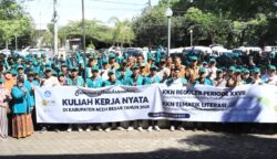 Mahasiswa KKN Reguler XXVII dan KKN Tematik Literasi USK mengikuti acara serah terima di pelataran Kantor Dekranasda Aceh Besar, (1/7). (Foto: Ist)