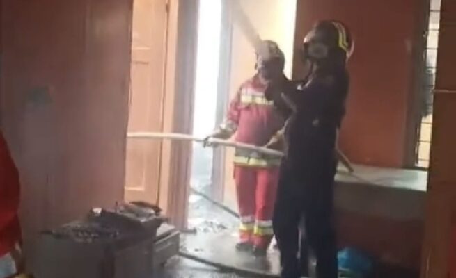 Petugas Damkar memadamkan kebakaran di kompleks Dayah Darul Ulum YPUI Banda Aceh, Jalan Syiah Kuala, Gampong Kramat, Kecamatan Syiah Kuala, Kamis, 3 Juli 2025. (Foto: Dok. DPKP Banda Aceh)