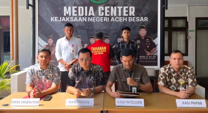 Kejari Aceh Besar mengeksekusi Muslim (54), mantan pejabat Pemkab Aceh Besar, yang terbukti korupsi pengelolaan retribusi pasar. Eksekusi dilakukan Jum'at, 4 Juli 2025 di Lapas Kelas IIA Banda Aceh, kawasan Lambaro. (Foto: Dok. Kejari Aceh Besar)