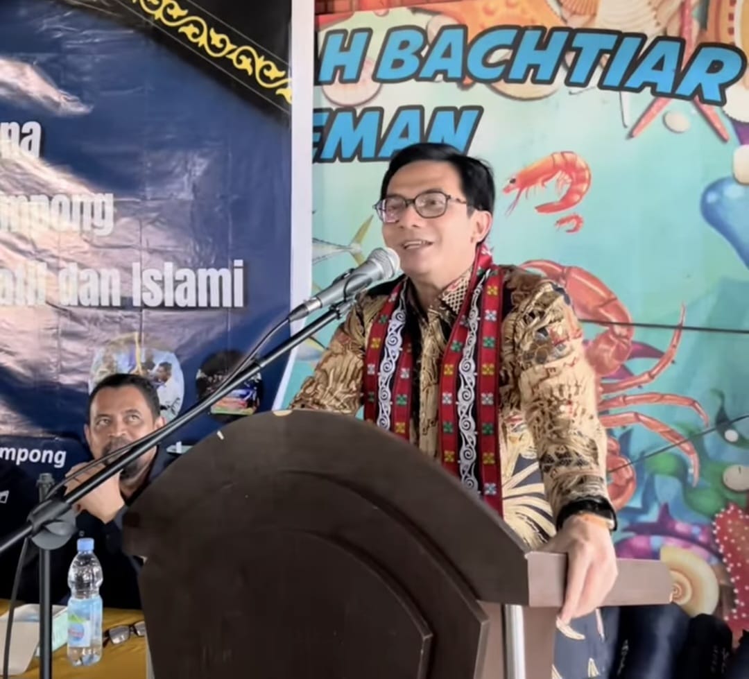 Ketua DPRK Banda Aceh, Irwansyah ST menutup pelatihan Karang Taruna Gampong Punge Blang Cut, Kecamatan Jaya Baru, Banda Aceh, Ahad sore (6/7) di Pantai Cermin Ulee Lheue. (Foto: Ist)