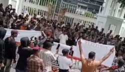 Seratusan massa dari gerakan Rakyat Aceh Menggugat menggelar aksi unjuk rasa di depan Kantor Gubernur Aceh, Senin (7/7). (Foto: Ist)