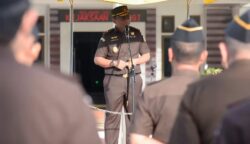 Kajati Aceh Yudi Triadi SH MH memimpin apel pagi di halaman Kantor Kejati Aceh, Senin (7/7/2025). (Foto: Ist)