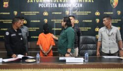 Personel Unit PPA Satreskrim Polresta Banda Aceh menangkap MS alias Cut Lem (37), pemerkosa anak di bawah umur. (Foto: Dok. Polresta Banda Aceh)