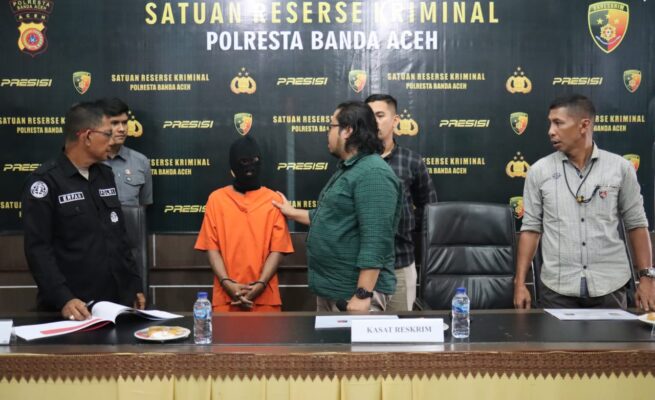 Personel Unit PPA Satreskrim Polresta Banda Aceh menangkap MS alias Cut Lem (37), pemerkosa anak di bawah umur. (Foto: Dok. Polresta Banda Aceh)