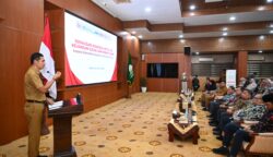 Plt Sekda Aceh, M Nasir Syamaun membuka kegiatan sosialisasi waspada aktivitas keuangan ilegal yang digelar OJK Aceh, di Gedung Serbaguna Kantor Gubernur, Selasa (8/7). (Foto: Ist)