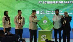 Direktur Utama Arsari Group Hashim Djodjohadikusumo bersama Gubernur Aceh Muzakir Manaf dan Wali Nanggroe Aceh Malik Mahmud Al Haytar meresmikan pabrik karet remah PT Potensi Bumi Sakti, di Desa Glee Siblah, Kecamatan Woyla, Aceh Barat, Selasa (8/7). (Foto: Ist)