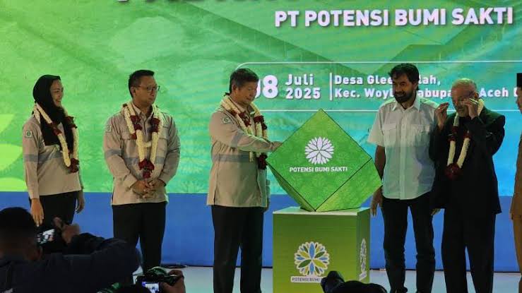 Direktur Utama Arsari Group Hashim Djodjohadikusumo bersama Gubernur Aceh Muzakir Manaf dan Wali Nanggroe Aceh Malik Mahmud Al Haytar meresmikan pabrik karet remah PT Potensi Bumi Sakti, di Desa Glee Siblah, Kecamatan Woyla, Aceh Barat, Selasa (8/7). (Foto: Ist)