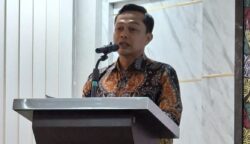 Kepala OJK Aceh, Daddi Peryoga, saat membuka sosialisasi Waspada Aktivitas Keuangan Ilegal dan Money Game kepada media di Provinsi Aceh, yang digelar di kantor OJK Aceh, Selasa sore (8/7). (Foto: Dok. Infoaceh.net)