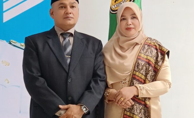 Muhammad Rizal akhirnya resmi dilantik sebagai pejabat definitif Kepala Satpol PP dan WH Kota Banda Aceh oleh Wali Kota Illiza Sa’aduddin Djamal, Selasa (8/7). (Foto: Ist)