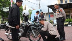 Kapolresta Banda Aceh Kombes Pol Joko Heri Purwono turun langsung membagikan sekaligus memasang kunci ganda sepeda motor berupa gembok kepada warga yang tengah mengurus SIM dan SKCK, Selasa (8/7). (Foto: Ist)